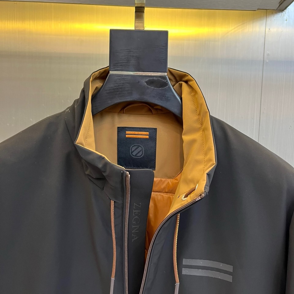 Zegna杰尼亚、2025秋冬新品极简棉服夹克外套。采用100%高科技聚酯纤维打造立体廓形，主调搭配左胸