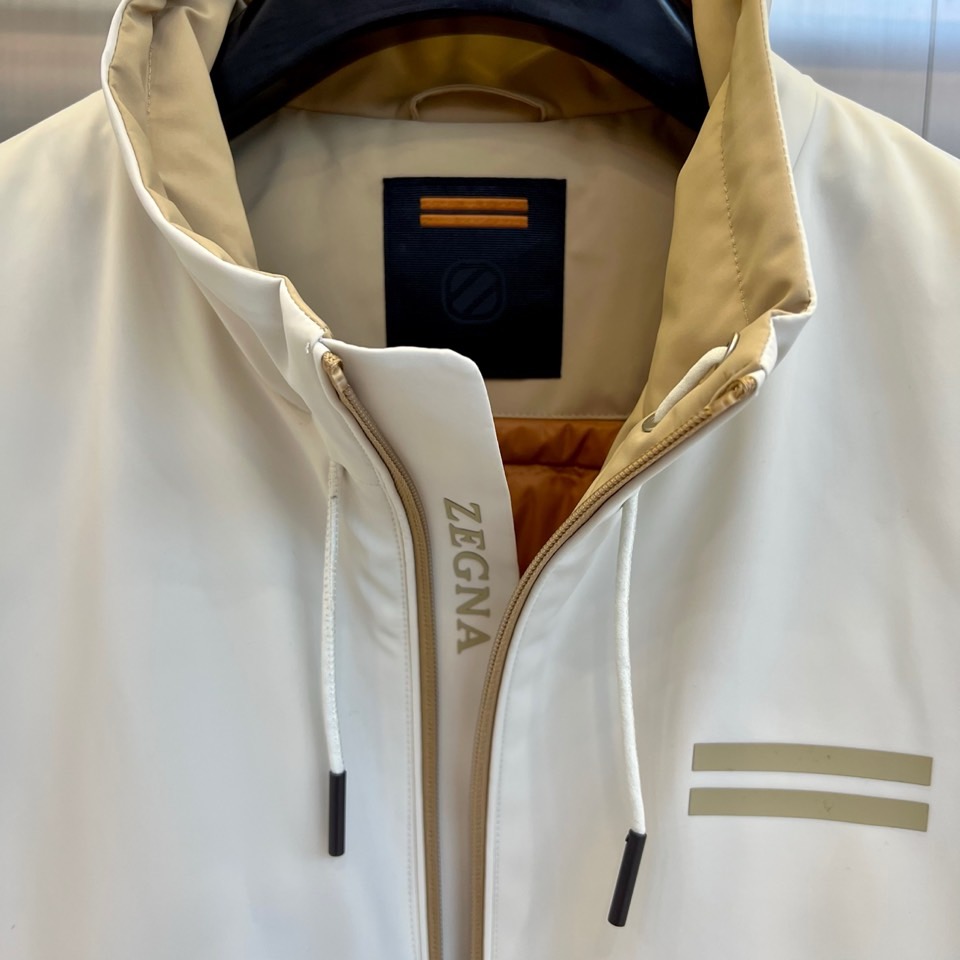 Zegna杰尼亚、2025秋冬新品极简棉服夹克外套。采用100%高科技聚酯纤维打造立体廓形，主调搭配左胸