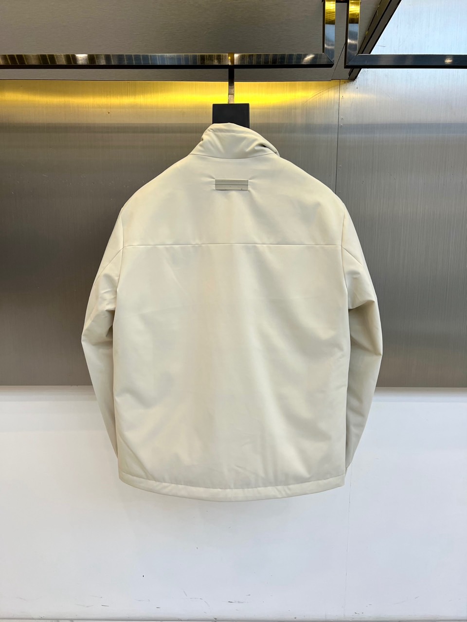 Zegna杰尼亚、2025秋冬新品极简棉服夹克外套。采用100%高科技聚酯纤维打造立体廓形，主调搭配左胸