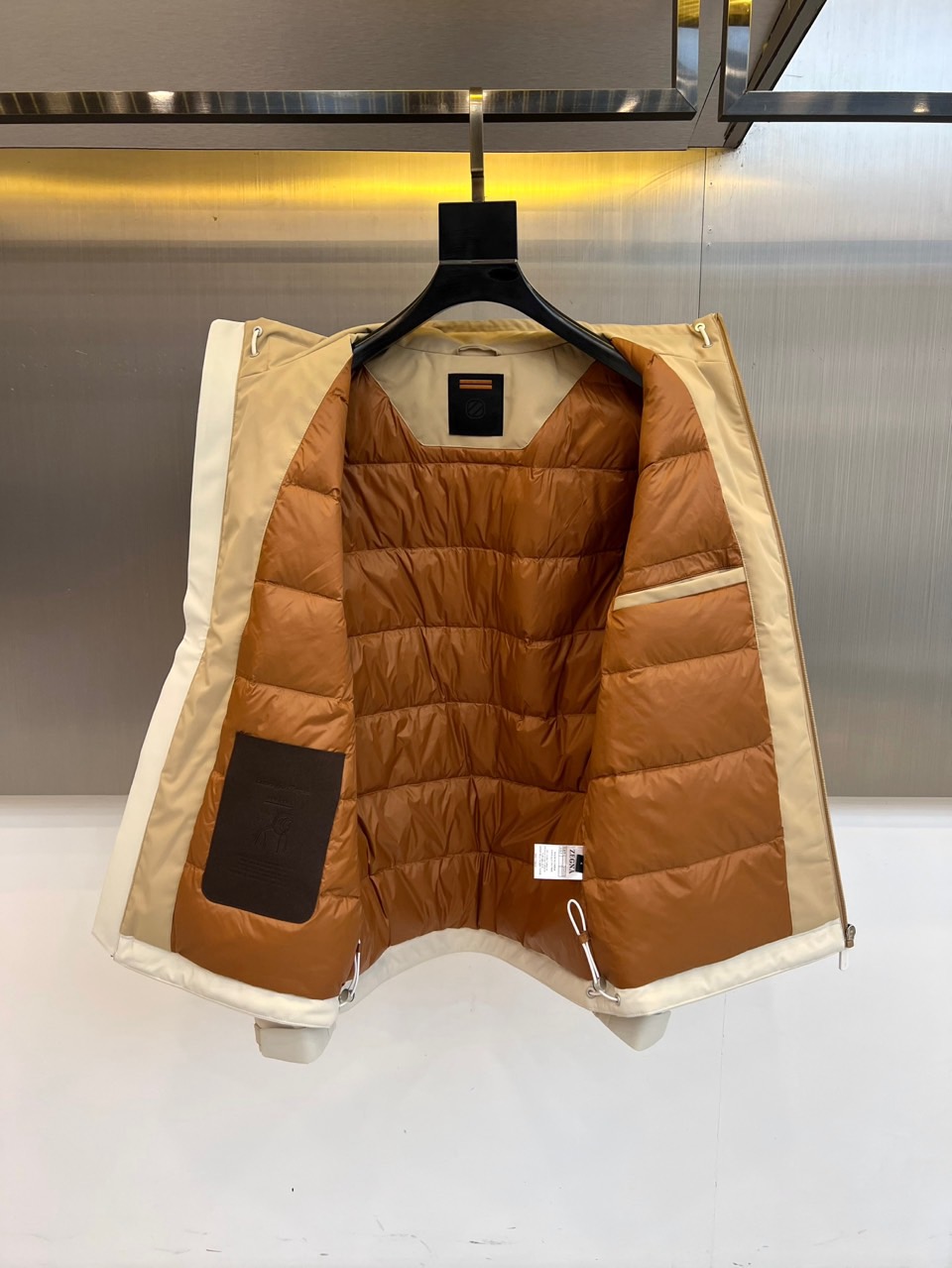 Zegna杰尼亚、2025秋冬新品极简棉服夹克外套。采用100%高科技聚酯纤维打造立体廓形，主调搭配左胸