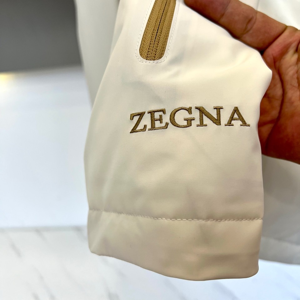 Zegna杰尼亚、2025秋冬新品极简棉服夹克外套。采用100%高科技聚酯纤维打造立体廓形，主调搭配左胸