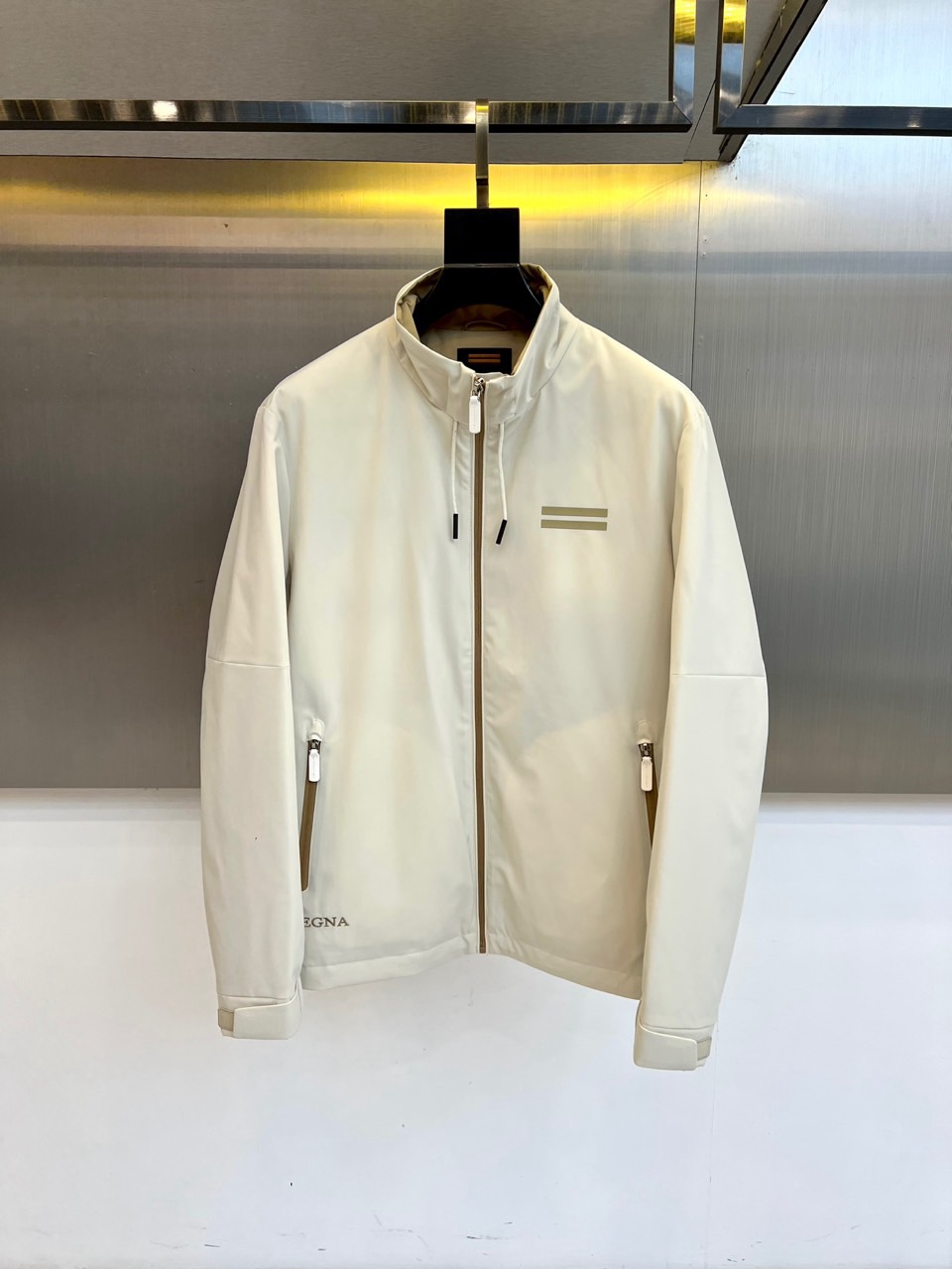 Zegna杰尼亚、2025秋冬新品极简棉服夹克外套。采用100%高科技聚酯纤维打造立体廓形，主调搭配左胸