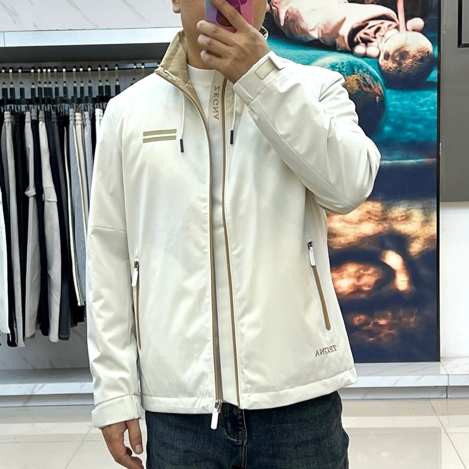 Zegna杰尼亚、2025秋冬新品极简棉服夹克外套。采用100%高科技聚酯纤维打造立体廓形，主调搭配左胸