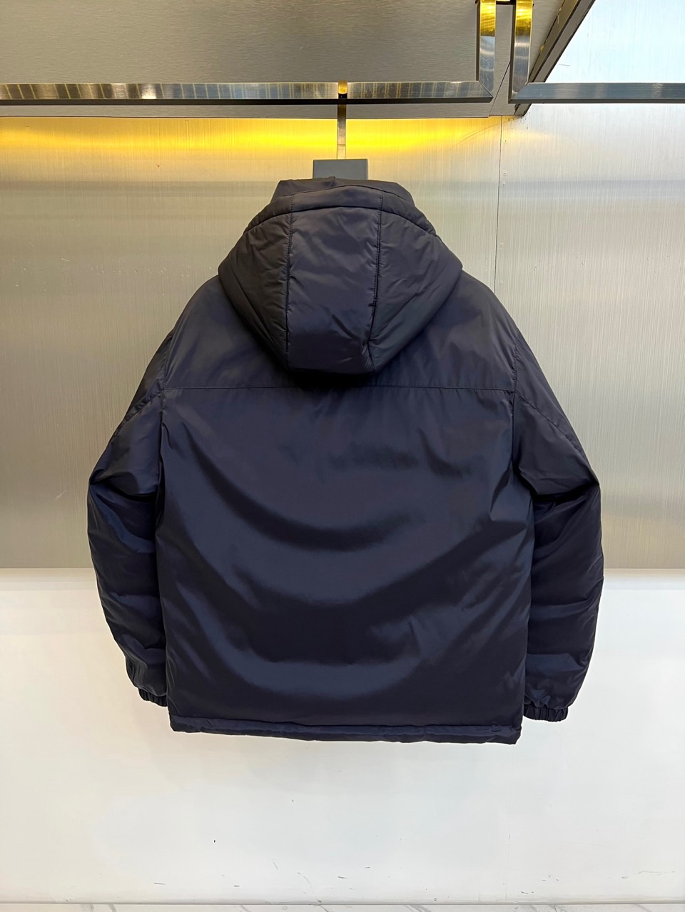 Prad普拉达、2025秋冬双面穿羽绒服，以“一衣双面，双重型格”的革新设计，重新定义冬季御寒时尚。本季