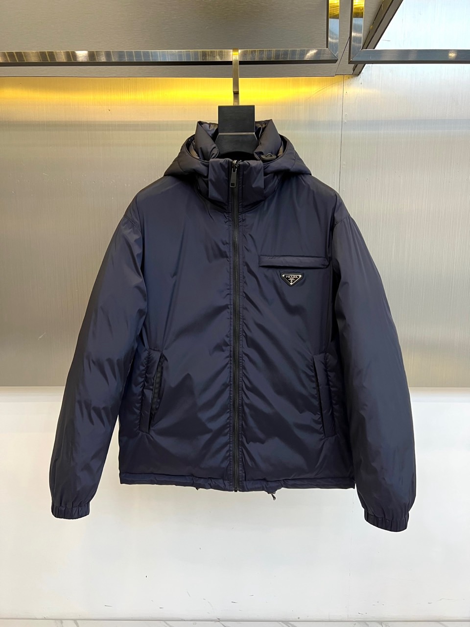 Prad普拉达、2025秋冬双面穿羽绒服，以“一衣双面，双重型格”的革新设计，重新定义冬季御寒时尚。本季