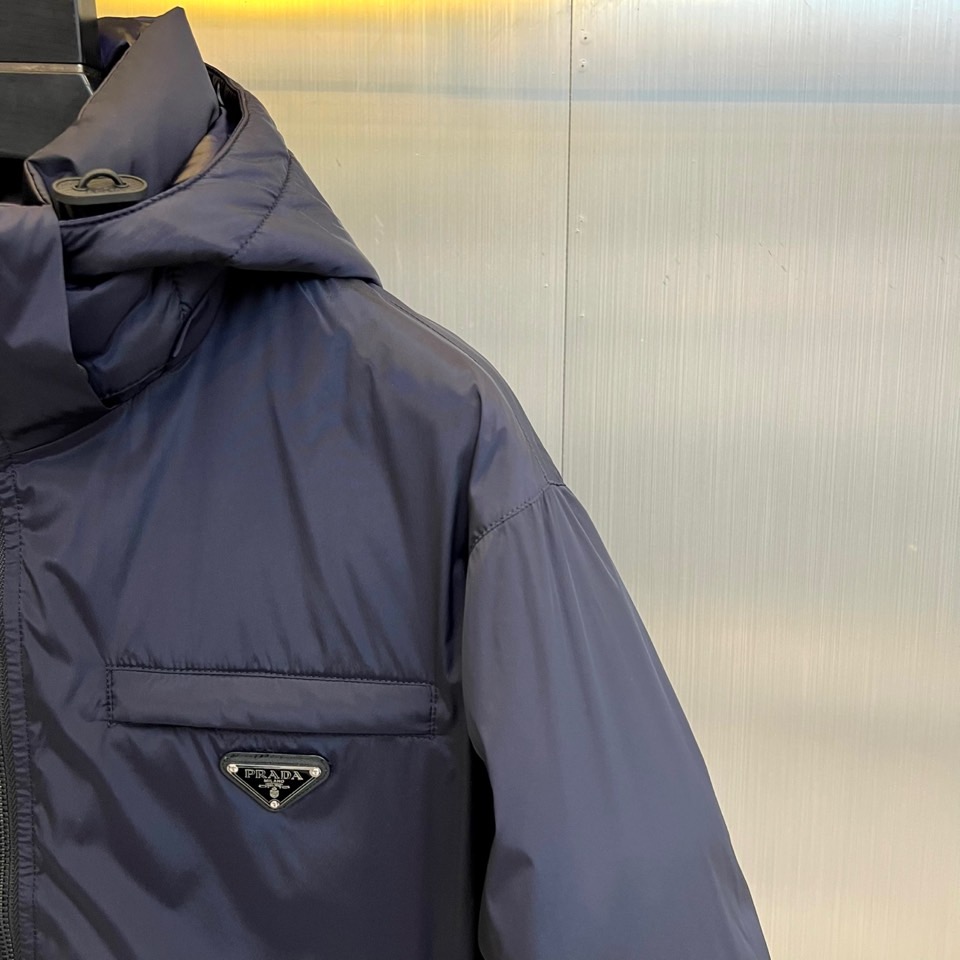 Prad普拉达、2025秋冬双面穿羽绒服，以“一衣双面，双重型格”的革新设计，重新定义冬季御寒时尚。本季