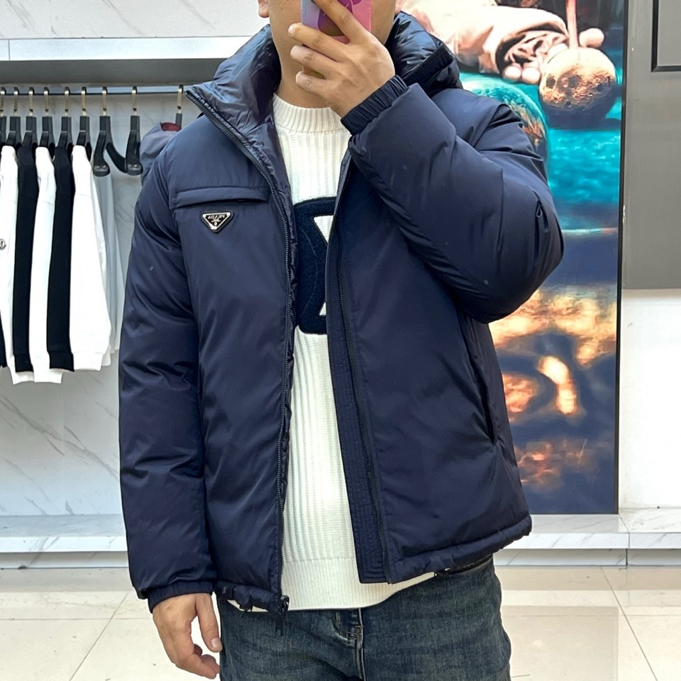Prad普拉达、2025秋冬双面穿羽绒服，以“一衣双面，双重型格”的革新设计，重新定义冬季御寒时尚。本季