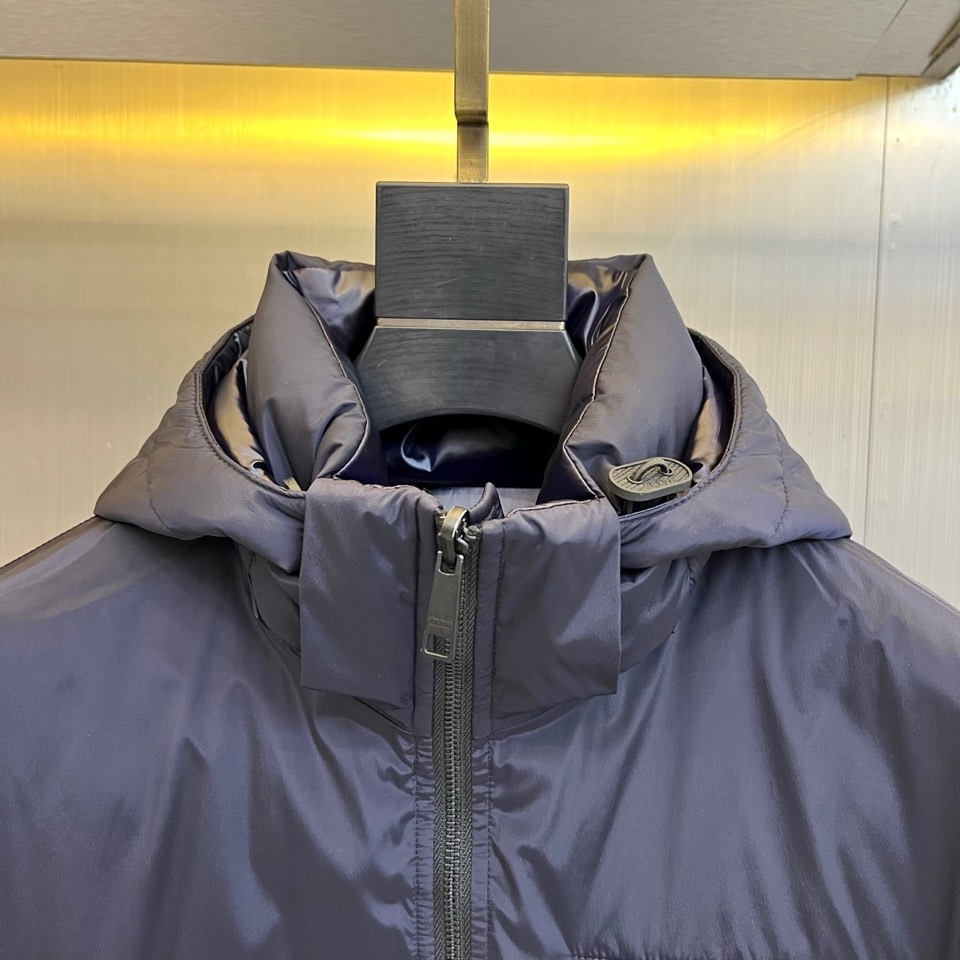 Prad普拉达、2025秋冬双面穿羽绒服，以“一衣双面，双重型格”的革新设计，重新定义冬季御寒时尚。本季