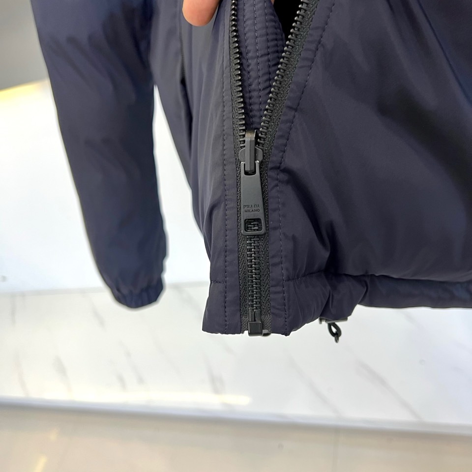 Prad普拉达、2025秋冬双面穿羽绒服，以“一衣双面，双重型格”的革新设计，重新定义冬季御寒时尚。本季