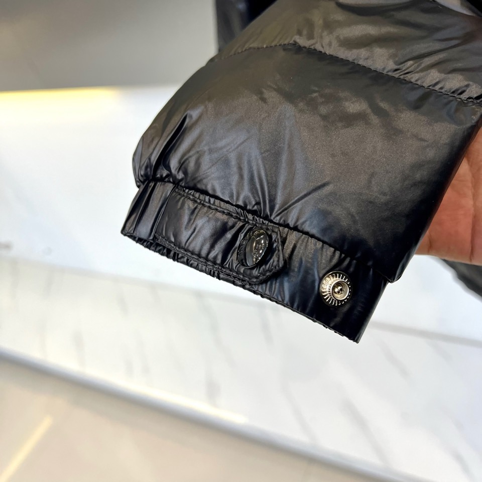 Mon蒙口（白鹅绒）、2025秋冬新品羽绒服，以深邃的色调演绎现代功能美学。款式采用连帽设计，帽檐配备可