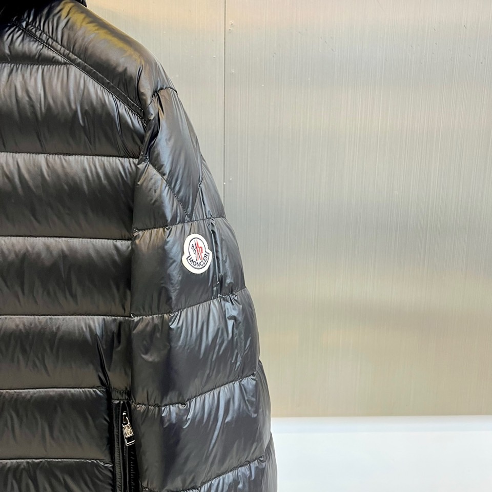 Mon蒙口（白鹅绒）、2025秋冬新品羽绒服，以深邃的色调演绎现代功能美学。款式采用连帽设计，帽檐配备可