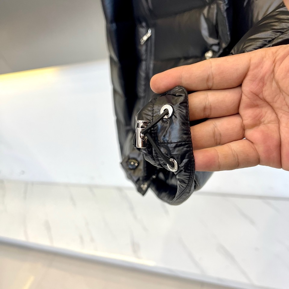 Mon蒙口（白鹅绒）、2025秋冬新品羽绒服，以深邃的色调演绎现代功能美学。款式采用连帽设计，帽檐配备可