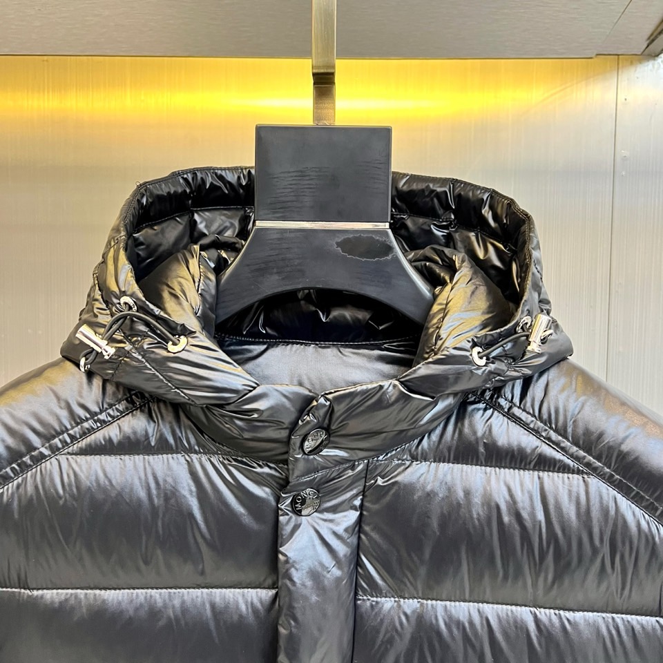 Mon蒙口（白鹅绒）、2025秋冬新品羽绒服，以深邃的色调演绎现代功能美学。款式采用连帽设计，帽檐配备可