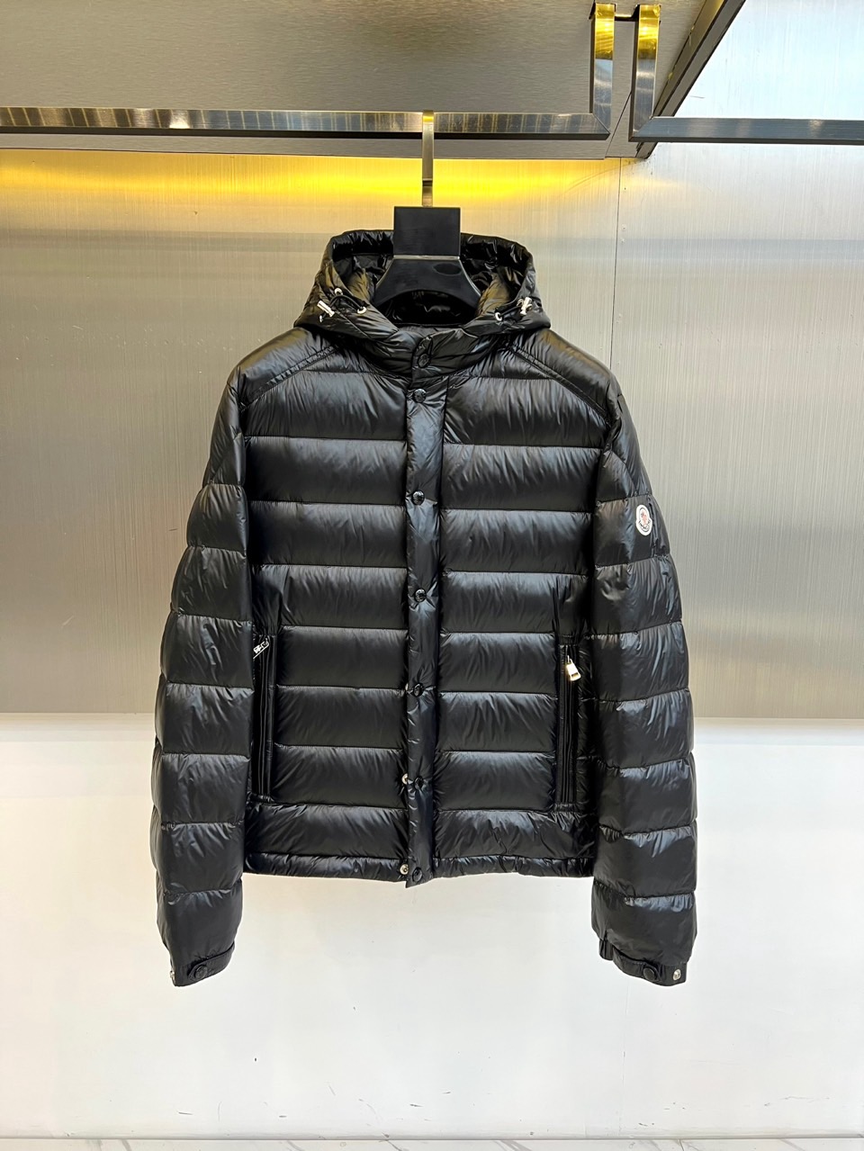 Mon蒙口（白鹅绒）、2025秋冬新品羽绒服，以深邃的色调演绎现代功能美学。款式采用连帽设计，帽檐配备可