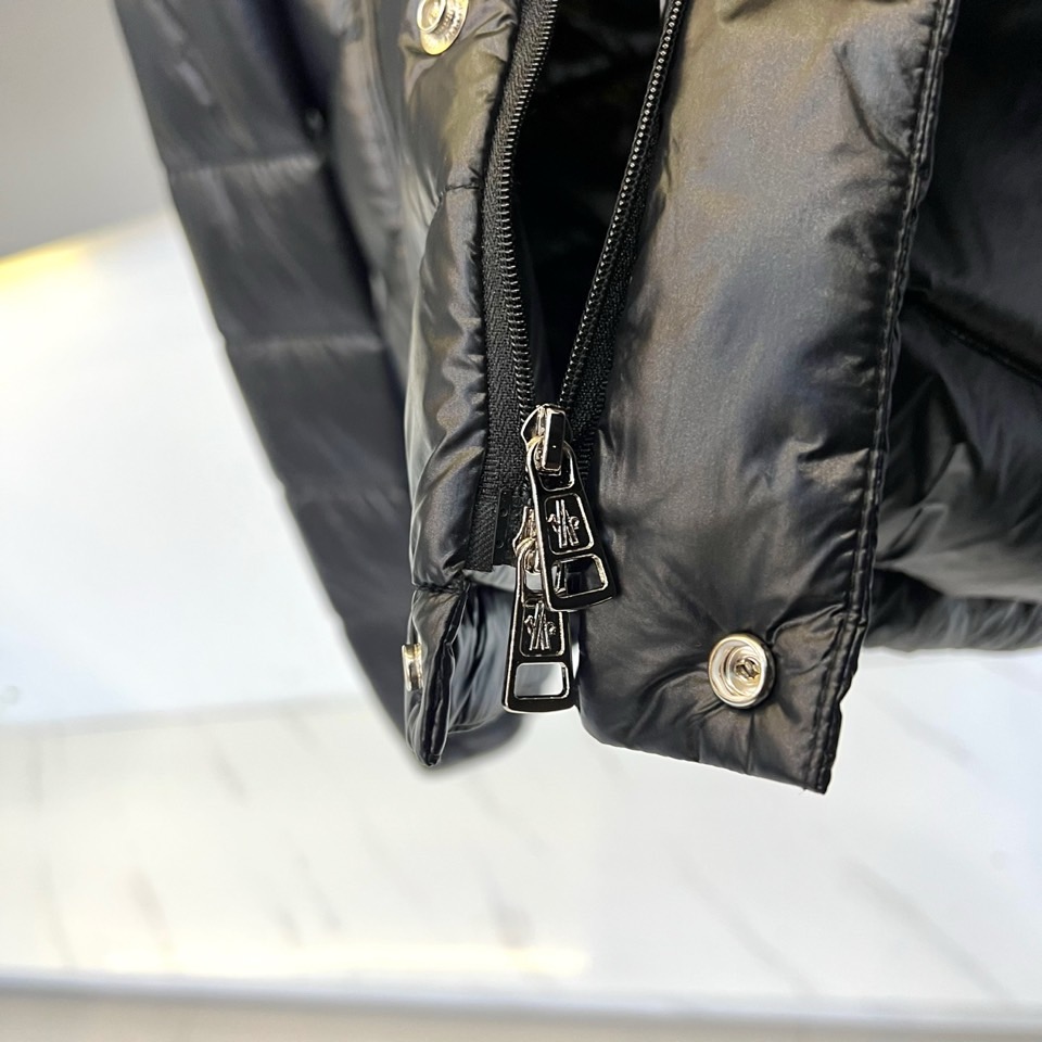 Mon蒙口（白鹅绒）、2025秋冬新品羽绒服，以深邃的色调演绎现代功能美学。款式采用连帽设计，帽檐配备可