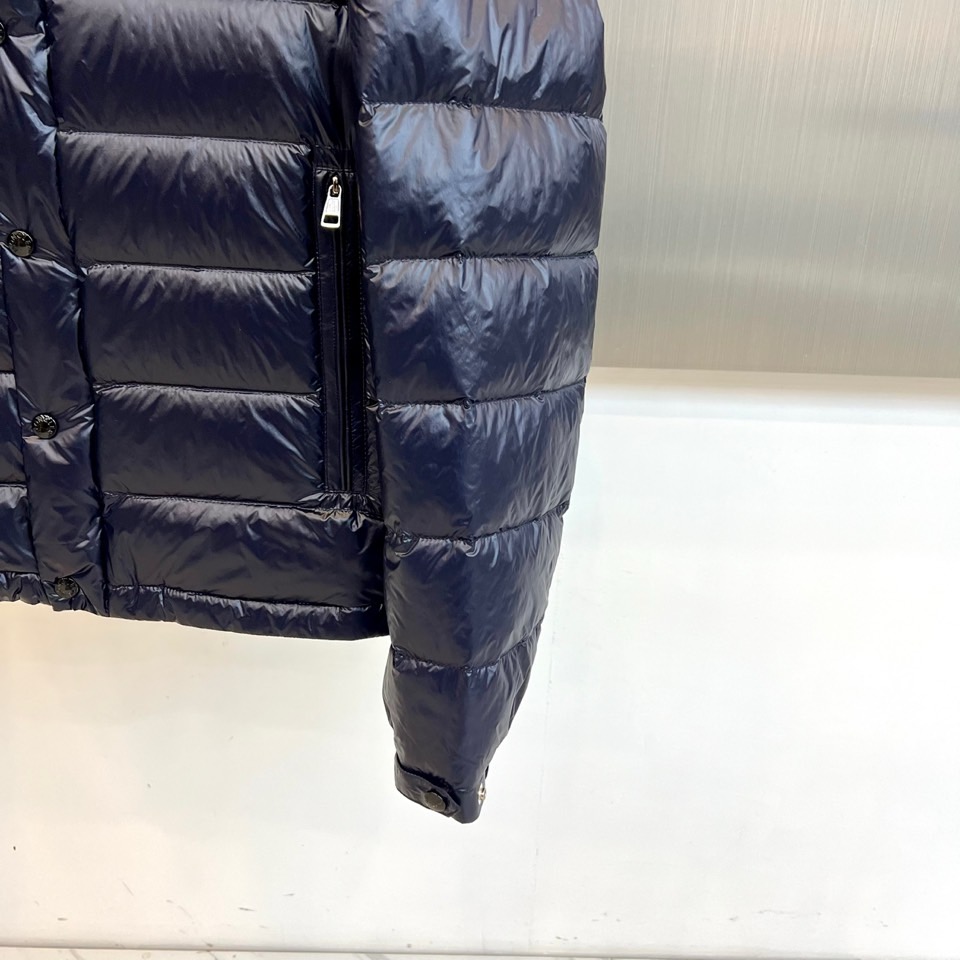 Mon蒙口（白鹅绒）、2025秋冬新品羽绒服，以深邃的色调演绎现代功能美学。款式采用连帽设计，帽檐配备可