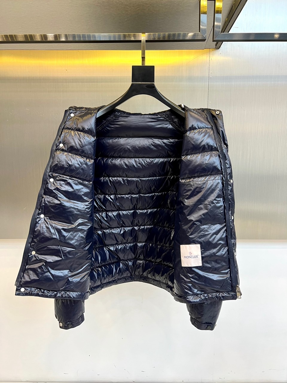 Mon蒙口（白鹅绒）、2025秋冬新品羽绒服，以深邃的色调演绎现代功能美学。款式采用连帽设计，帽檐配备可