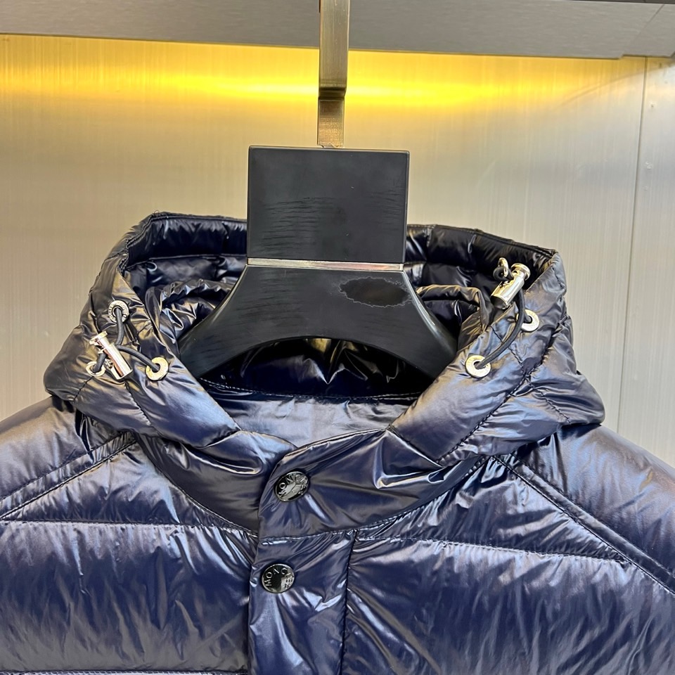 Mon蒙口（白鹅绒）、2025秋冬新品羽绒服，以深邃的色调演绎现代功能美学。款式采用连帽设计，帽檐配备可