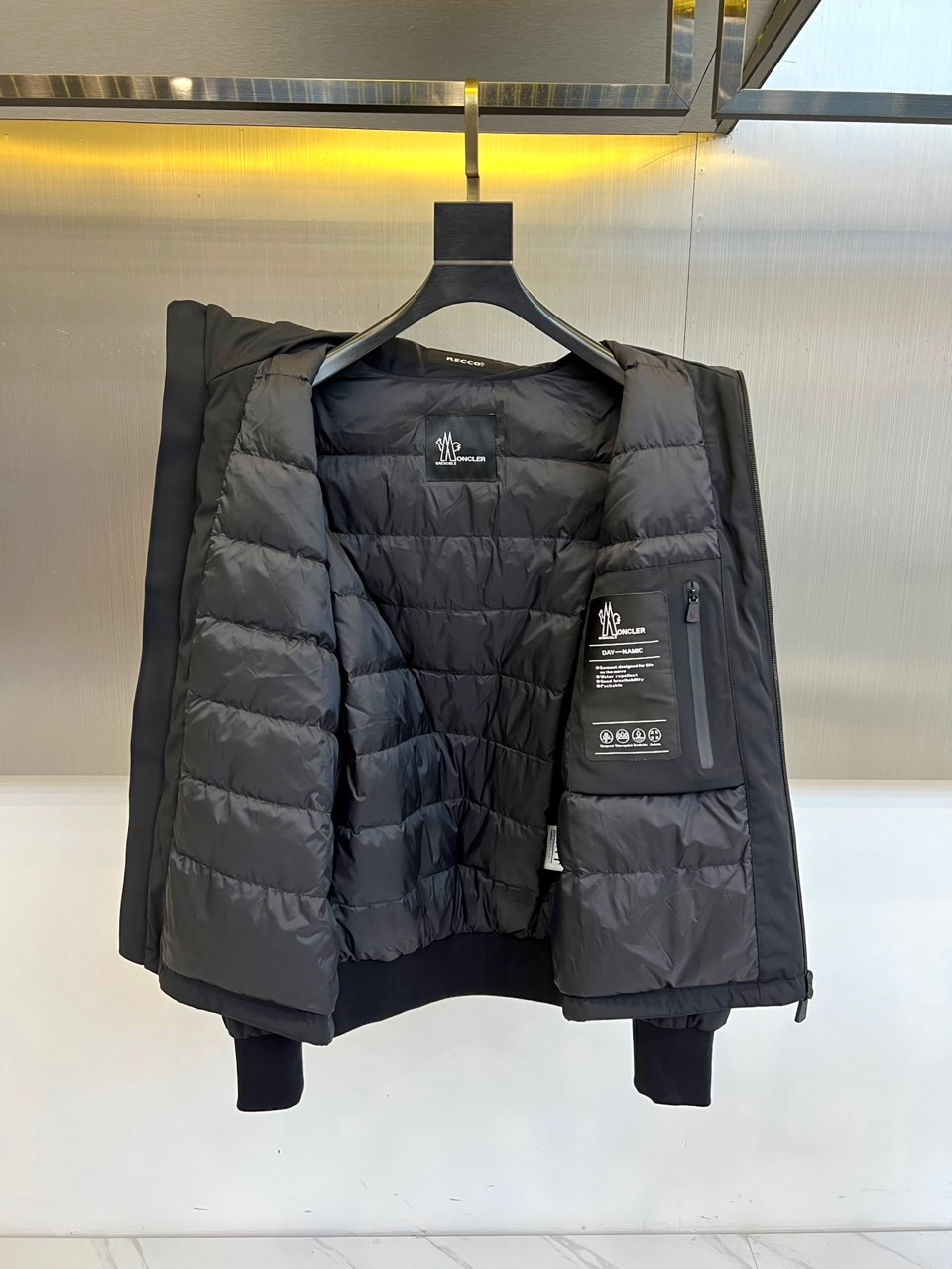 Mon蒙口（鹅绒）、2025秋冬Grenoble系列滑雪羽绒服以米白配色演绎雪场美学。连帽设计搭配黑色全