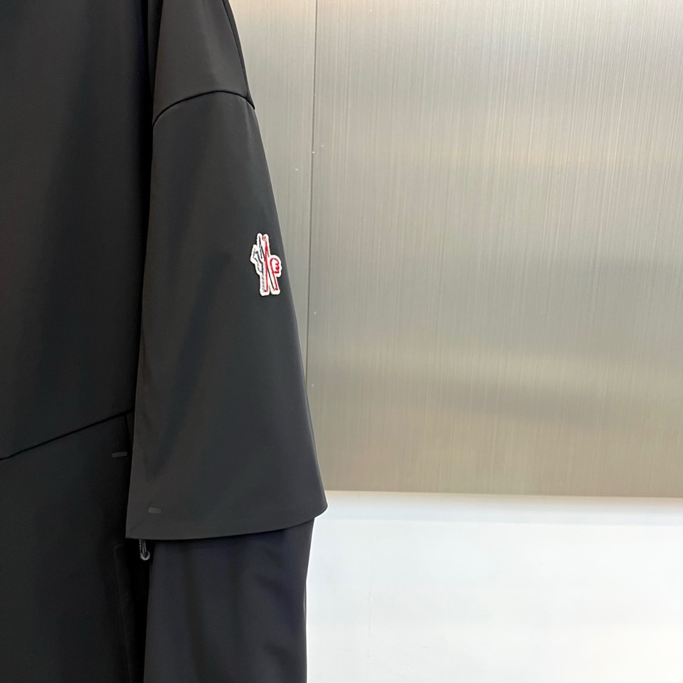 Mon蒙口（鹅绒）、2025秋冬Grenoble系列滑雪羽绒服以米白配色演绎雪场美学。连帽设计搭配黑色全