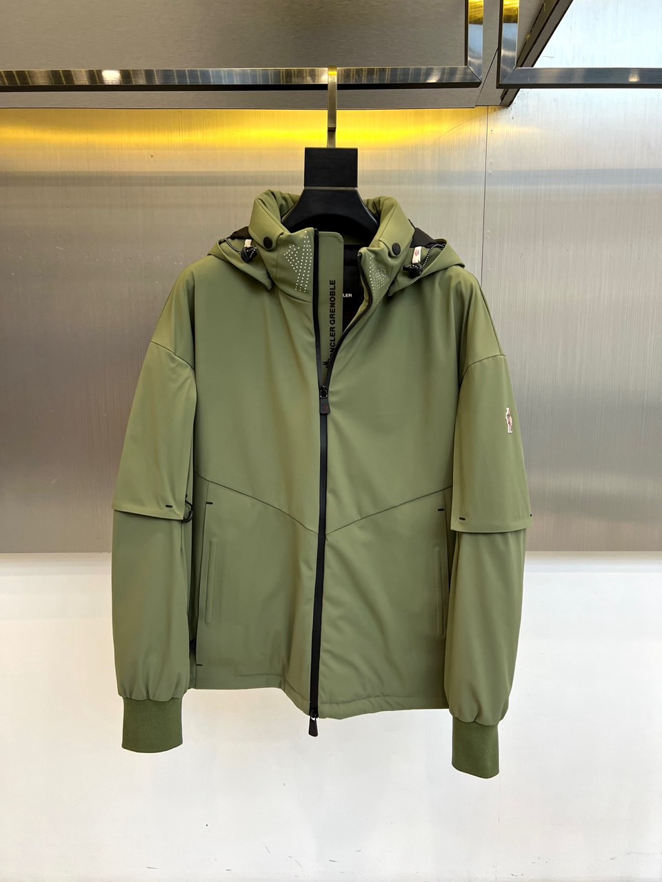 Mon蒙口（鹅绒）、2025秋冬Grenoble系列滑雪羽绒服以米白配色演绎雪场美学。连帽设计搭配黑色全