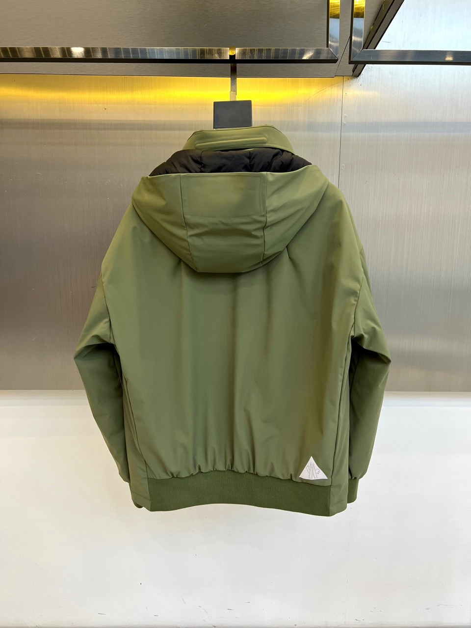 Mon蒙口（鹅绒）、2025秋冬Grenoble系列滑雪羽绒服以米白配色演绎雪场美学。连帽设计搭配黑色全