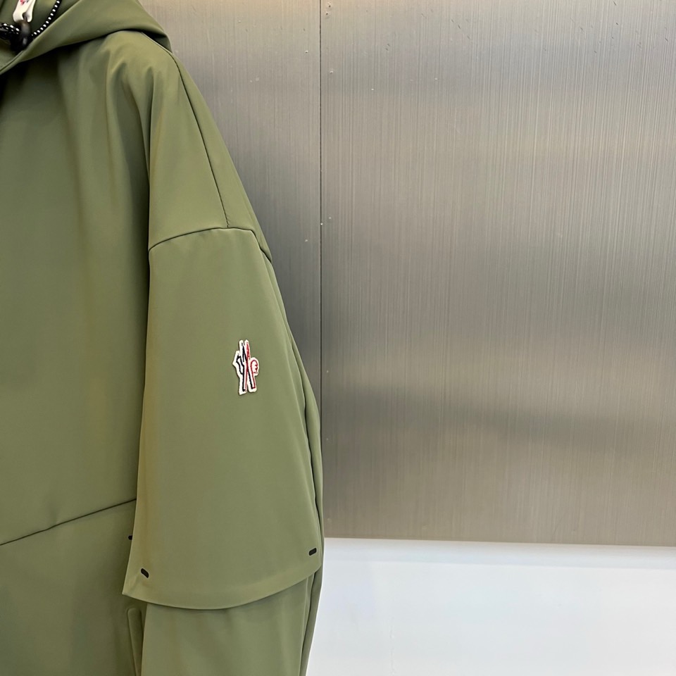 Mon蒙口（鹅绒）、2025秋冬Grenoble系列滑雪羽绒服以米白配色演绎雪场美学。连帽设计搭配黑色全