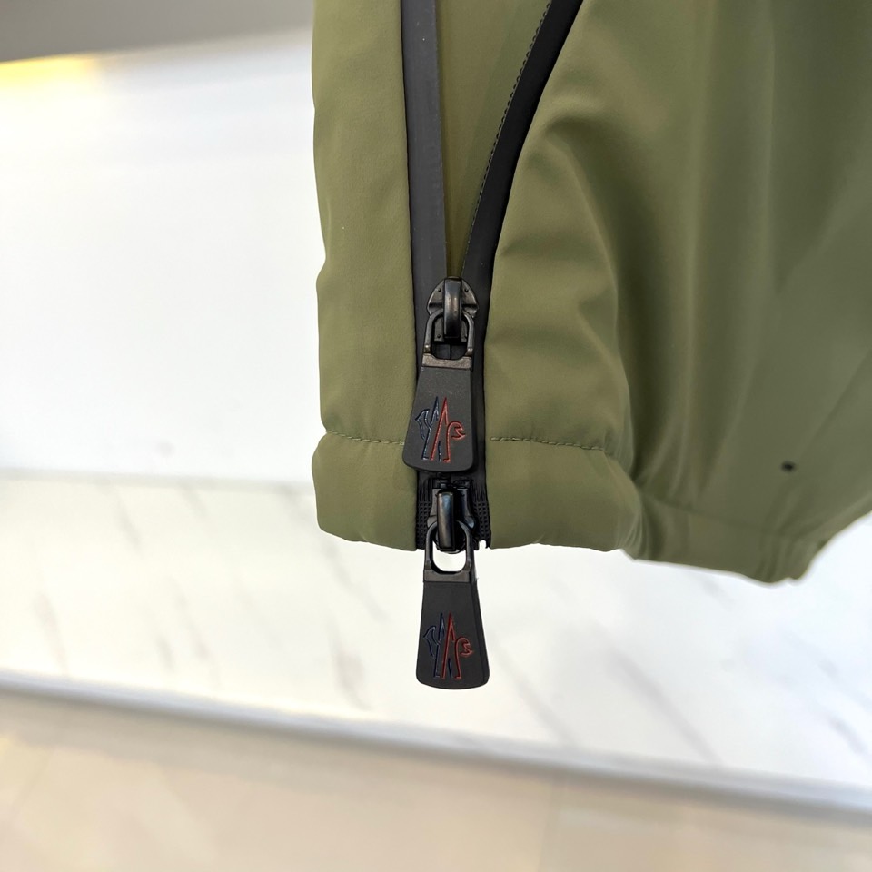 Mon蒙口（鹅绒）、2025秋冬Grenoble系列滑雪羽绒服以米白配色演绎雪场美学。连帽设计搭配黑色全