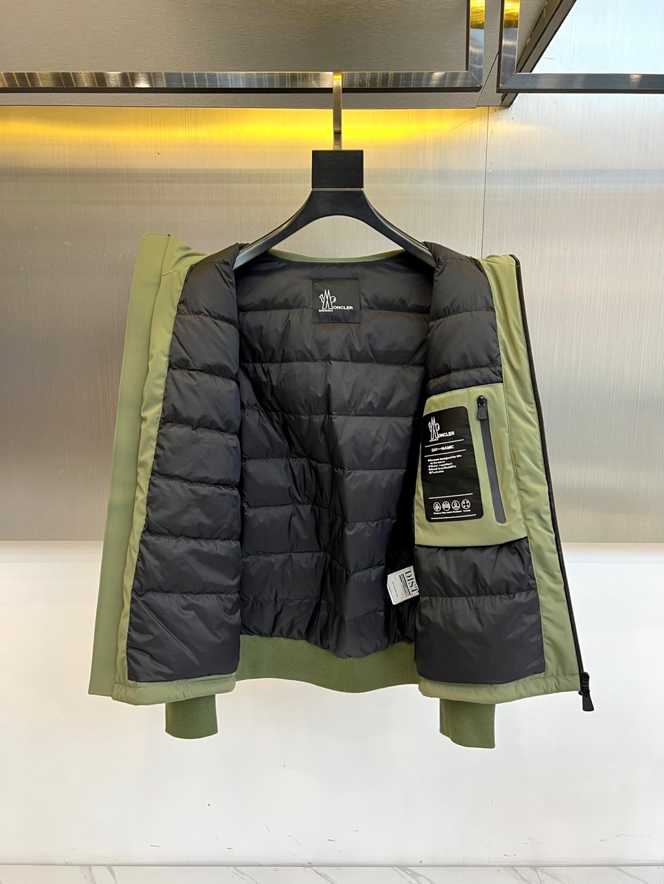 Mon蒙口（鹅绒）、2025秋冬Grenoble系列滑雪羽绒服以米白配色演绎雪场美学。连帽设计搭配黑色全