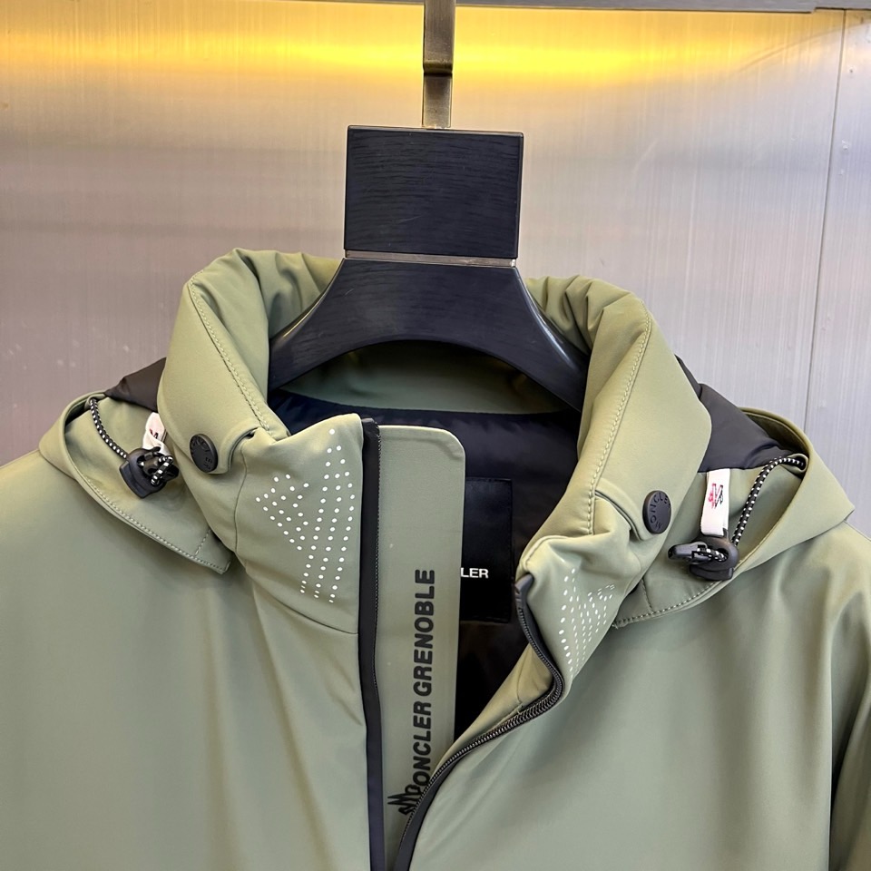 Mon蒙口（鹅绒）、2025秋冬Grenoble系列滑雪羽绒服以米白配色演绎雪场美学。连帽设计搭配黑色全