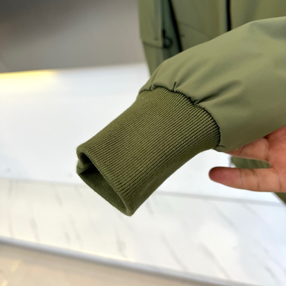 Mon蒙口（鹅绒）、2025秋冬Grenoble系列滑雪羽绒服以米白配色演绎雪场美学。连帽设计搭配黑色全