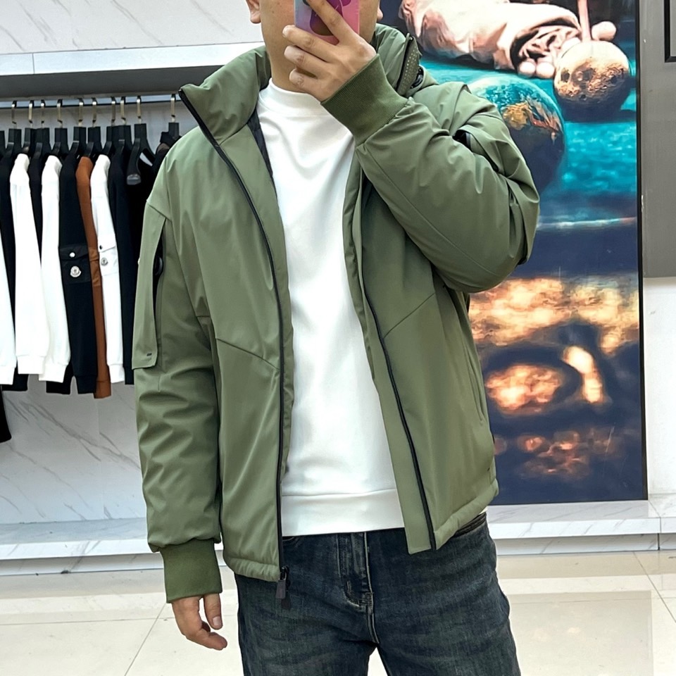 Mon蒙口（鹅绒）、2025秋冬Grenoble系列滑雪羽绒服以米白配色演绎雪场美学。连帽设计搭配黑色全