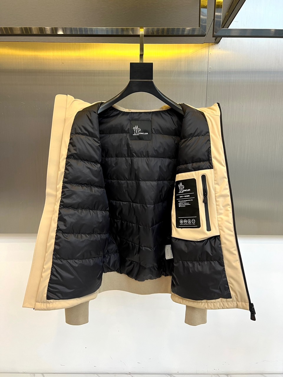 Mon蒙口（鹅绒）、2025秋冬Grenoble系列滑雪羽绒服以米白配色演绎雪场美学。连帽设计搭配黑色全