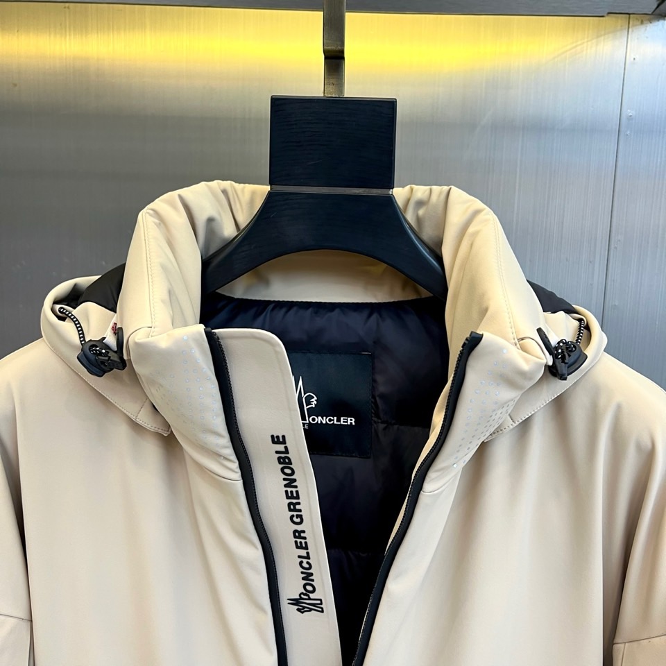 Mon蒙口（鹅绒）、2025秋冬Grenoble系列滑雪羽绒服以米白配色演绎雪场美学。连帽设计搭配黑色全