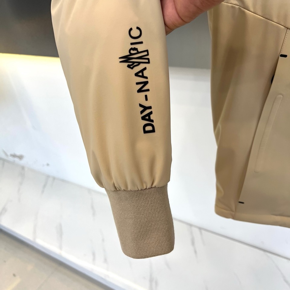 Mon蒙口（鹅绒）、2025秋冬Grenoble系列滑雪羽绒服以米白配色演绎雪场美学。连帽设计搭配黑色全