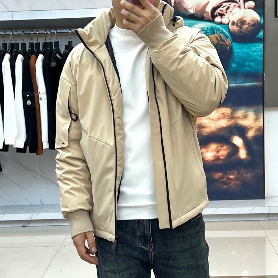 Mon蒙口（鹅绒）、2025秋冬Grenoble系列滑雪羽绒服以米白配色演绎雪场美学。连帽设计搭配黑色全