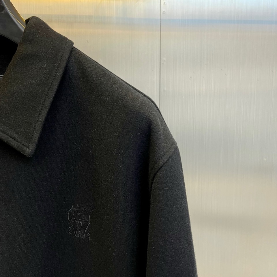 BC -2025秋冬新品男士外套，这款翻领夹克采用70%羊毛、28%聚酯纤维与2%莫代尔的创新混纺面料，