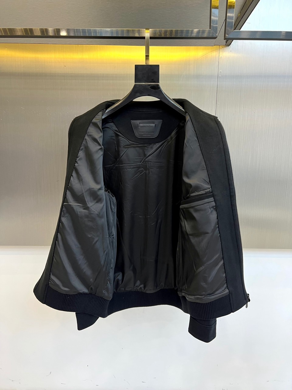 BC -2025秋冬新品男士外套，这款翻领夹克采用70%羊毛、28%聚酯纤维与2%莫代尔的创新混纺面料，