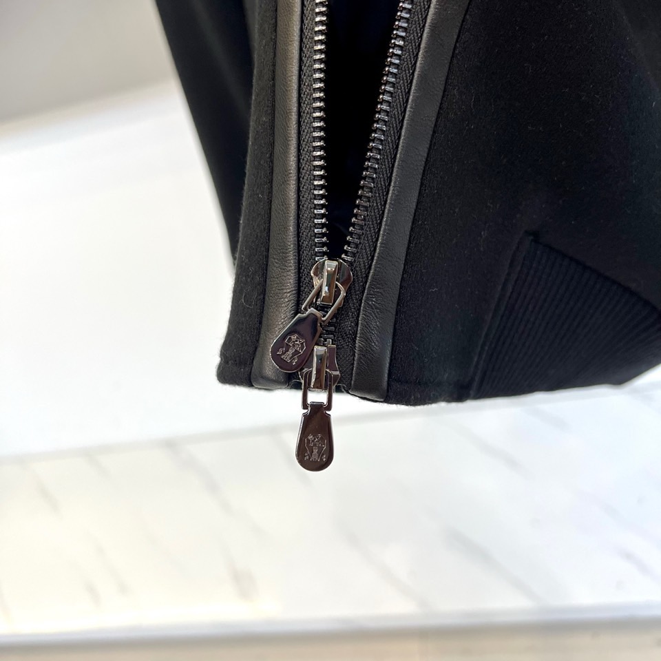 BC -2025秋冬新品男士外套，这款翻领夹克采用70%羊毛、28%聚酯纤维与2%莫代尔的创新混纺面料，