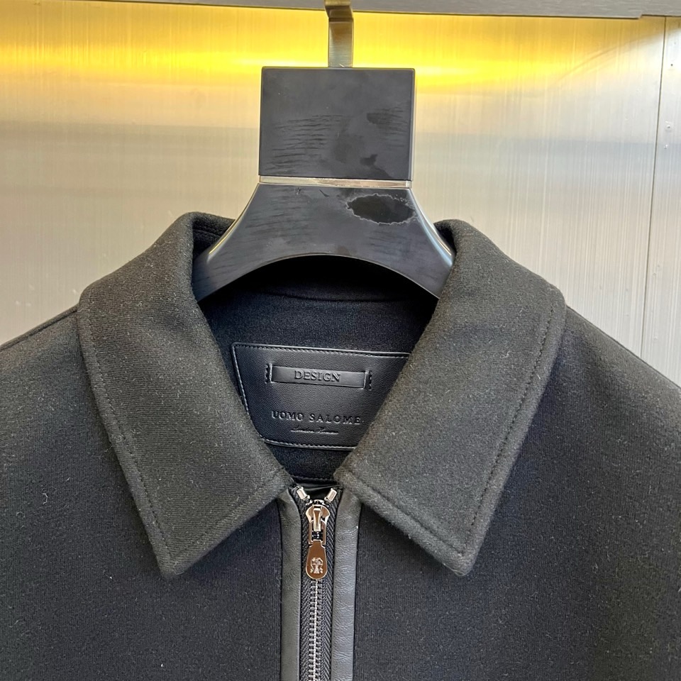 BC -2025秋冬新品男士外套，这款翻领夹克采用70%羊毛、28%聚酯纤维与2%莫代尔的创新混纺面料，