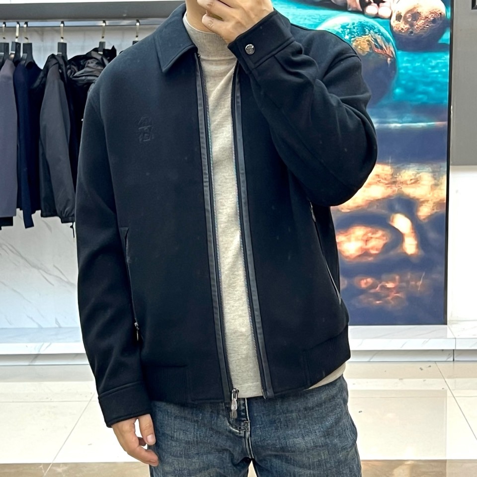 BC -2025秋冬新品男士外套，这款翻领夹克采用70%羊毛、28%聚酯纤维与2%莫代尔的创新混纺面料，
