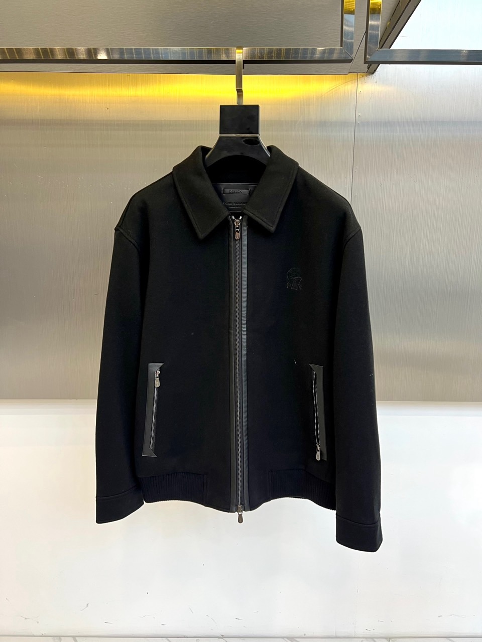 BC -2025秋冬新品男士外套，这款翻领夹克采用70%羊毛、28%聚酯纤维与2%莫代尔的创新混纺面料，