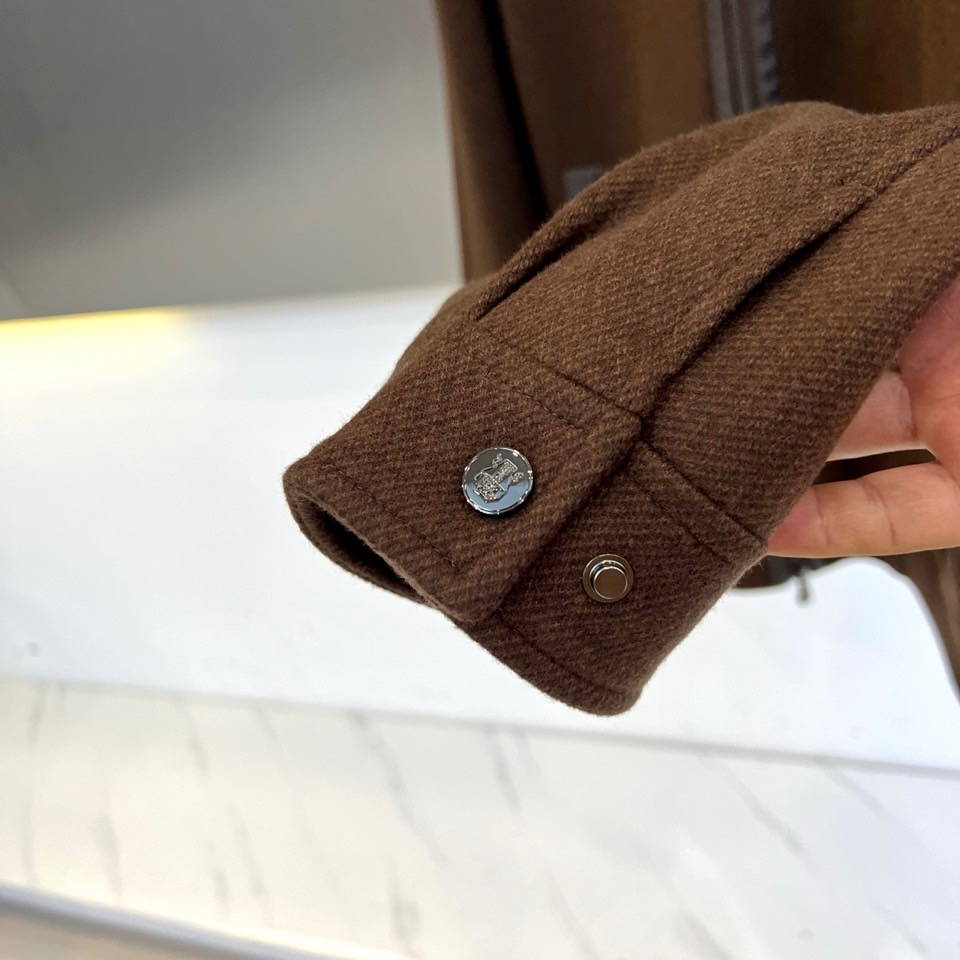 BC -2025秋冬新品男士外套，这款翻领夹克采用70%羊毛、28%聚酯纤维与2%莫代尔的创新混纺面料，