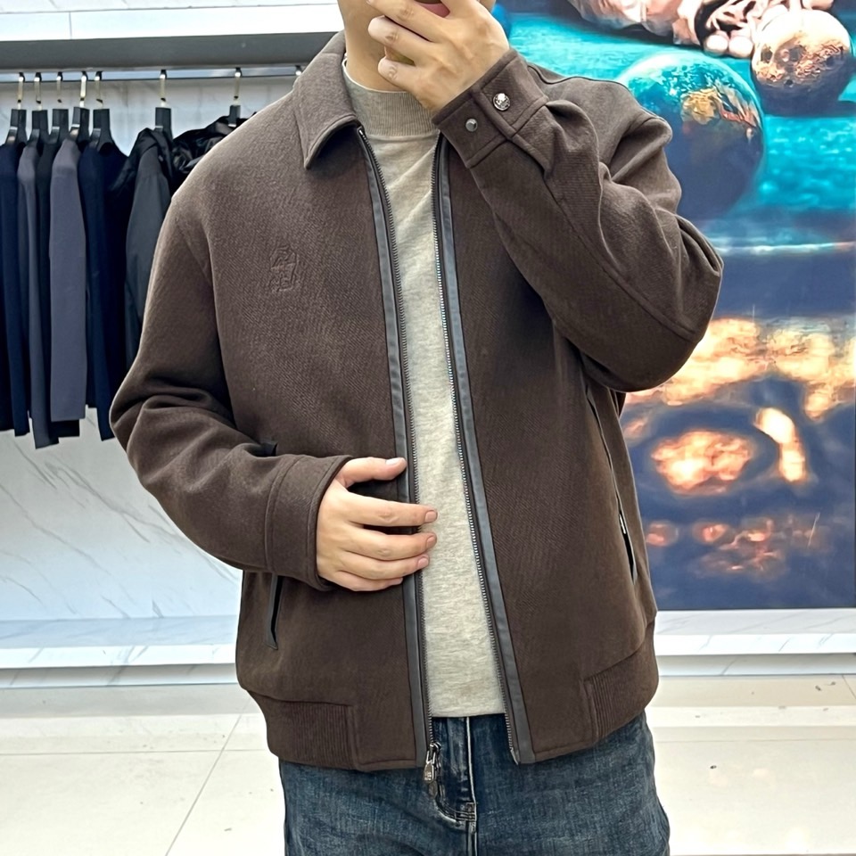 BC -2025秋冬新品男士外套，这款翻领夹克采用70%羊毛、28%聚酯纤维与2%莫代尔的创新混纺面料，