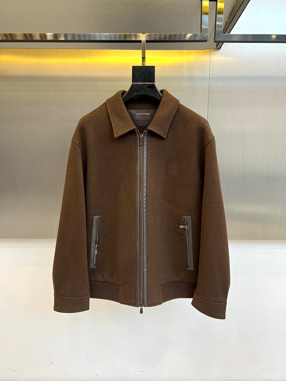 BC -2025秋冬新品男士外套，这款翻领夹克采用70%羊毛、28%聚酯纤维与2%莫代尔的创新混纺面料，