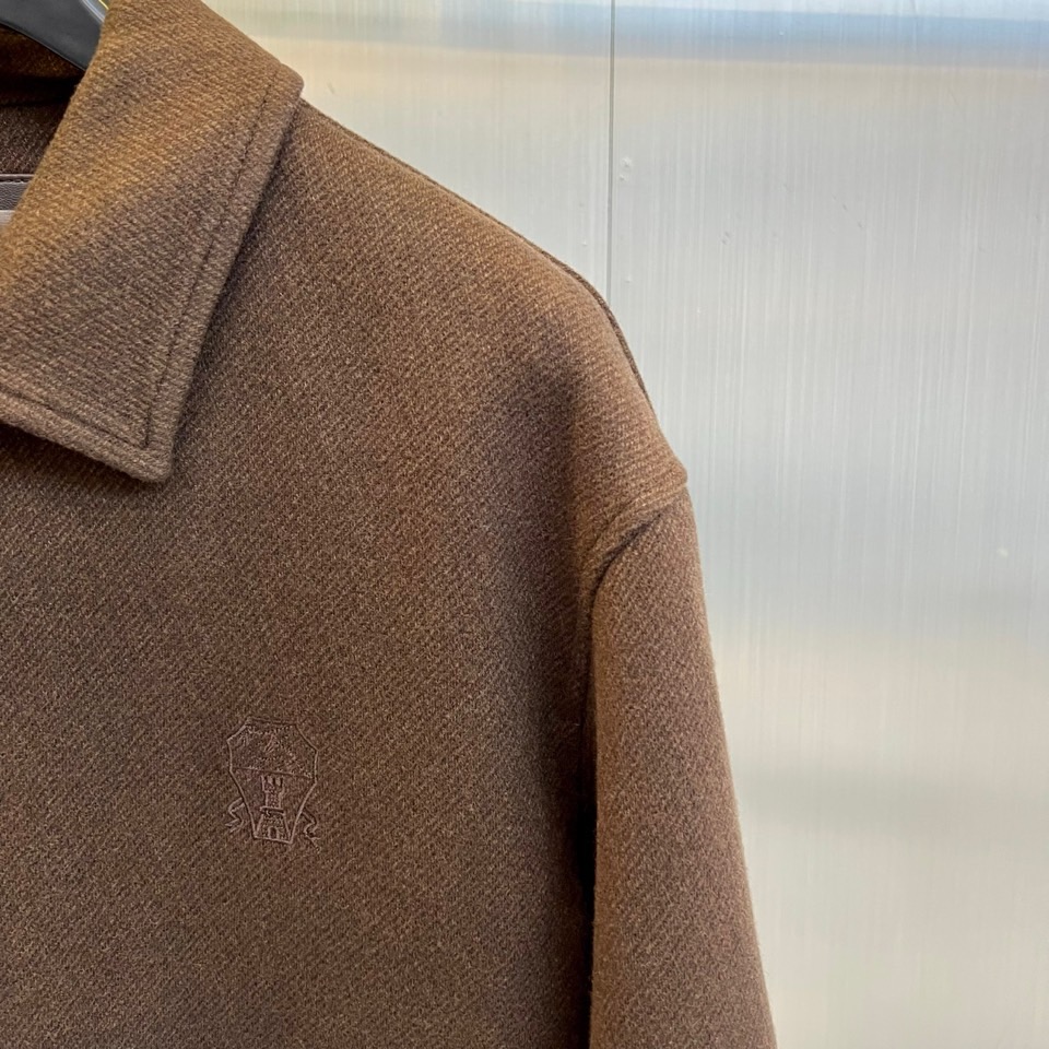 BC -2025秋冬新品男士外套，这款翻领夹克采用70%羊毛、28%聚酯纤维与2%莫代尔的创新混纺面料，