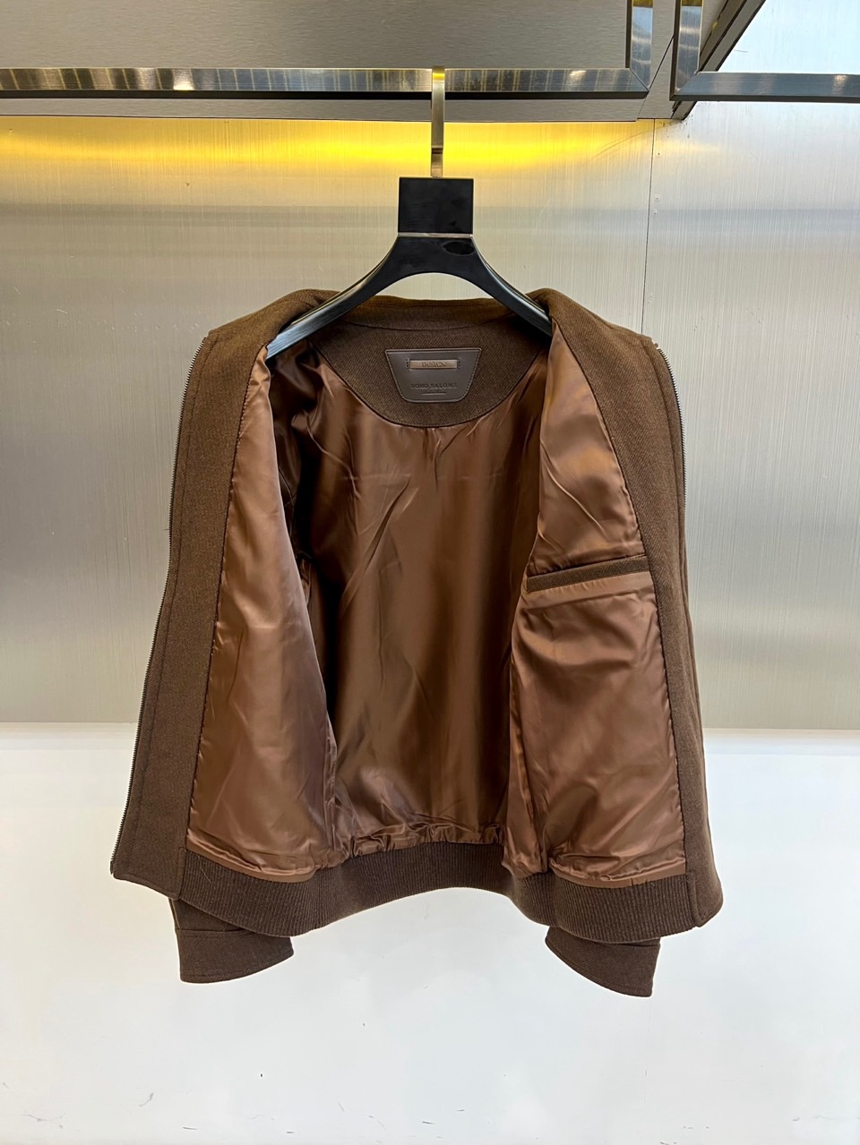 BC -2025秋冬新品男士外套，这款翻领夹克采用70%羊毛、28%聚酯纤维与2%莫代尔的创新混纺面料，