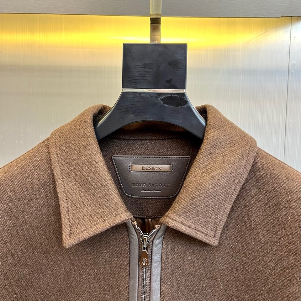 BC -2025秋冬新品男士外套，这款翻领夹克采用70%羊毛、28%聚酯纤维与2%莫代尔的创新混纺面料，