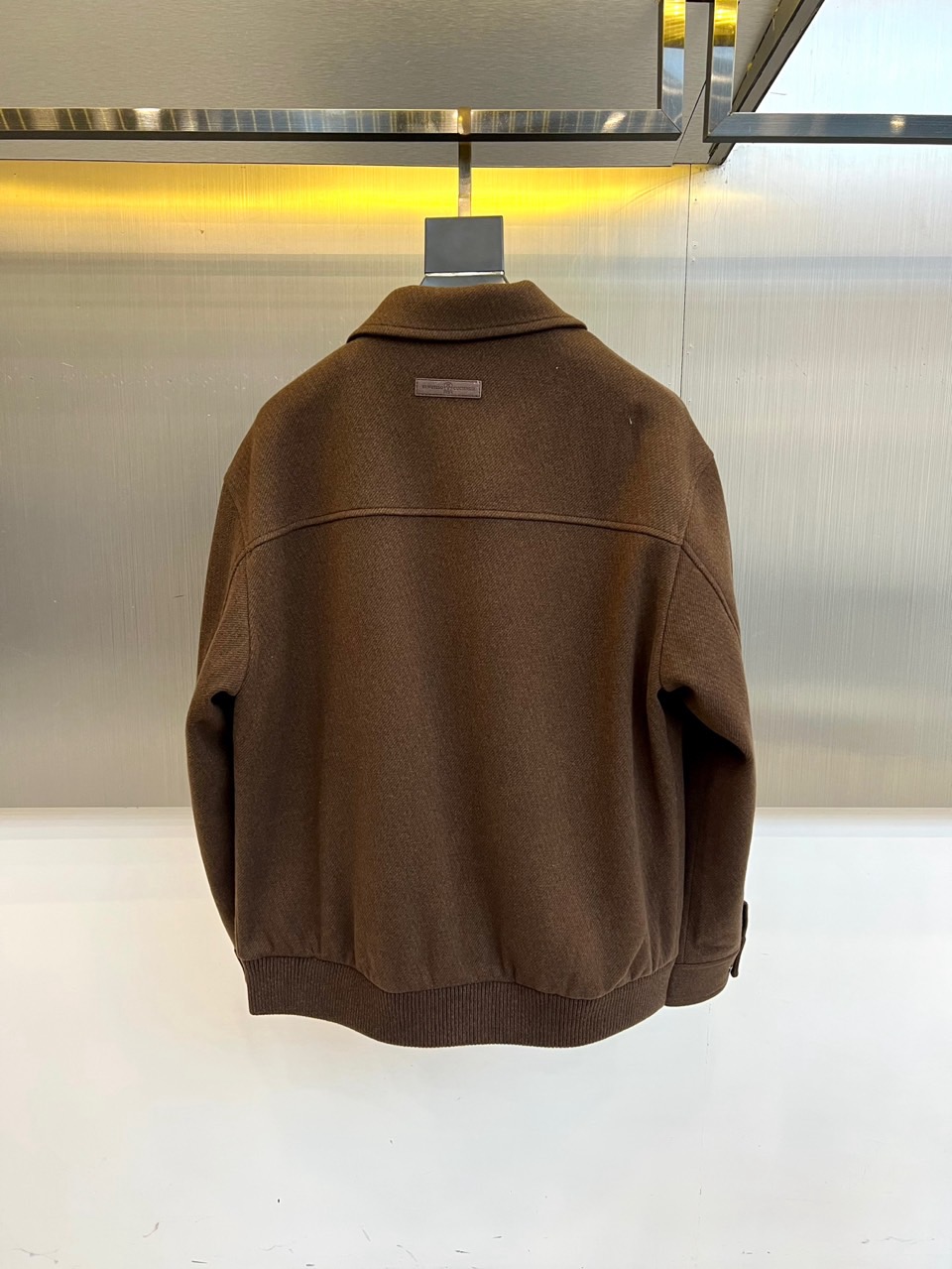 BC -2025秋冬新品男士外套，这款翻领夹克采用70%羊毛、28%聚酯纤维与2%莫代尔的创新混纺面料，