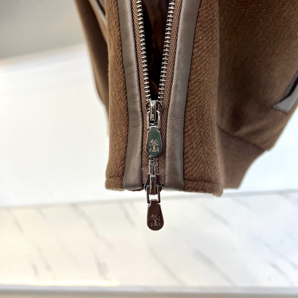 BC -2025秋冬新品男士外套，这款翻领夹克采用70%羊毛、28%聚酯纤维与2%莫代尔的创新混纺面料，